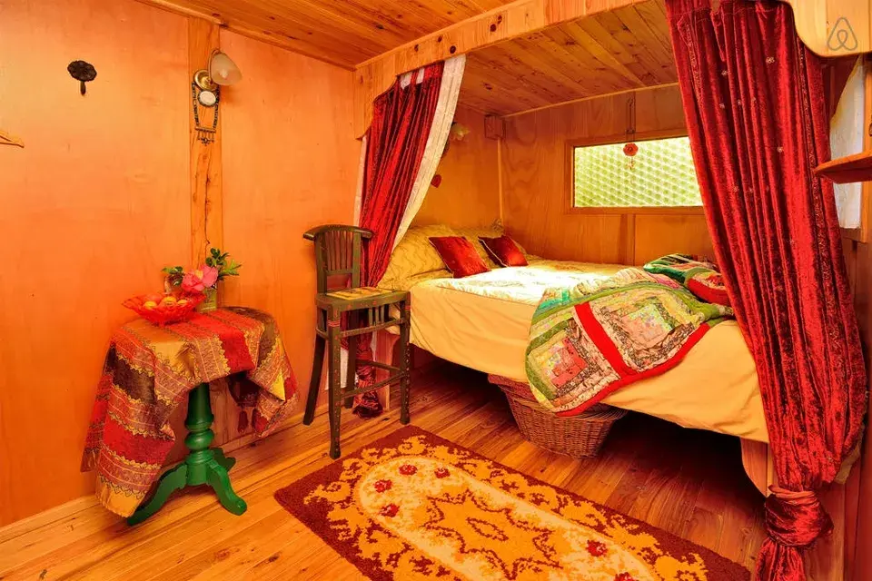 Opción 3: ideal para una escapada romántica, esta caravana tipo gitana en Nueva Zelanda, es muy confortable