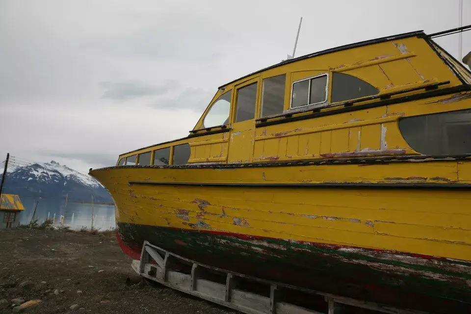 Un barco sobre la tierra es testigo privilegiado del glaciar