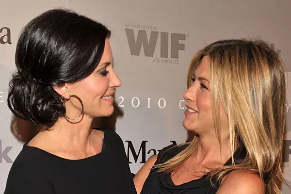 Eligió un peinado recogido con algunas mechas sueltas para ir a un evento en el que se encontró con su amiga Jennifer Aniston