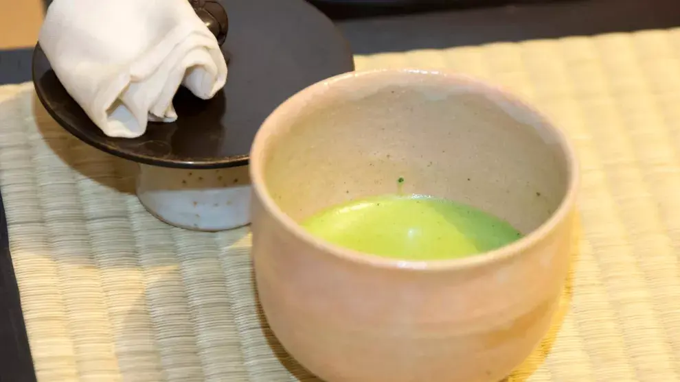 El té matcha que se usa es espeso y hace espuma. Gentileza Airbnb