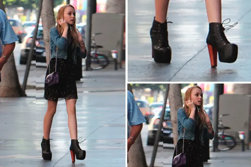 Dependiendo la ocasión y fiel a su estilo grunge, a veces opta también por vestidos XS, minifaldas