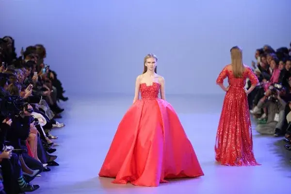 Una colección elegante con brillos, transparencias y piedras