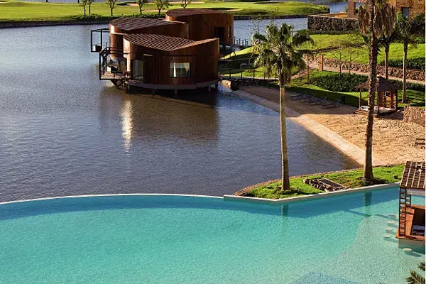 La pileta deh hotel, imponente, rodeada de palmeras