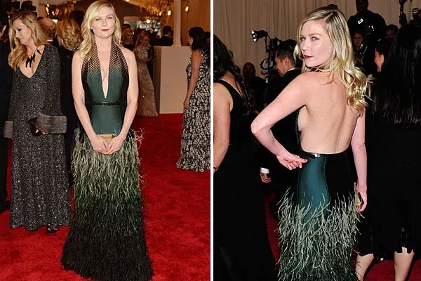 Kirsten Dunst, con un vestido con escote profundo y pelo, de Louis Vuitton