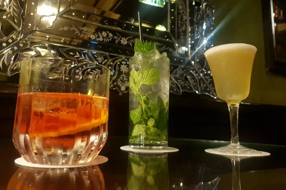 Los tragos infalibles: negroni, mojito y pisco sour del Celtic Pub del Hotel Panamericano