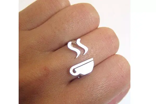 A las ohlaleras amantes del té o del café les va a encantar este anillo