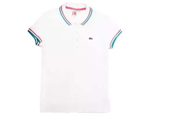 Chomba con detalles en pastel (Lacoste, $349).