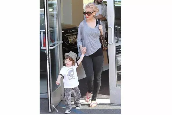 Christina Aguilera sale de un local con Max