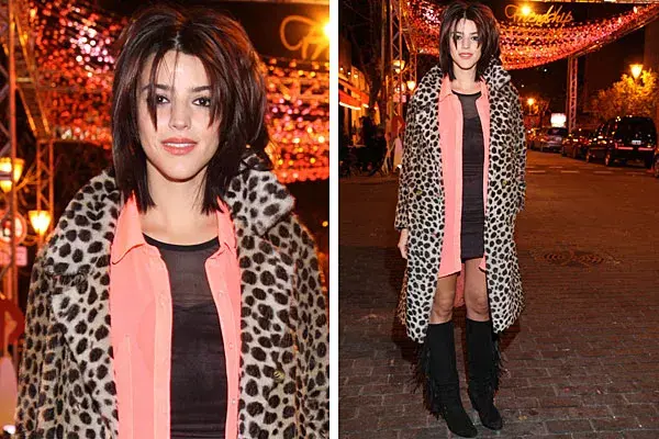 Calu Rivero eligió un vestido corto con transparencias, camisa salmón superpuesta, tapado animal print y botas de gamuza caña alta con flecos, para darse una vuelta con sus amigas por el evento de Chandon en Las cañitas
