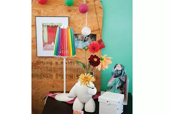 Divina la lámpara hecha con lapices de colores