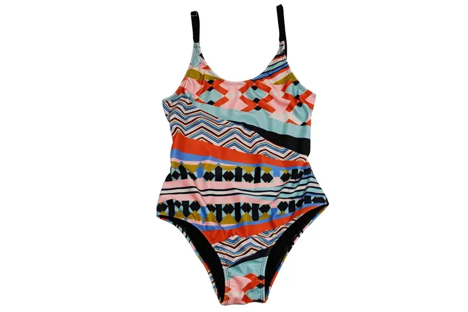 Enterizo, con estampa tribal (Volcom, $675)