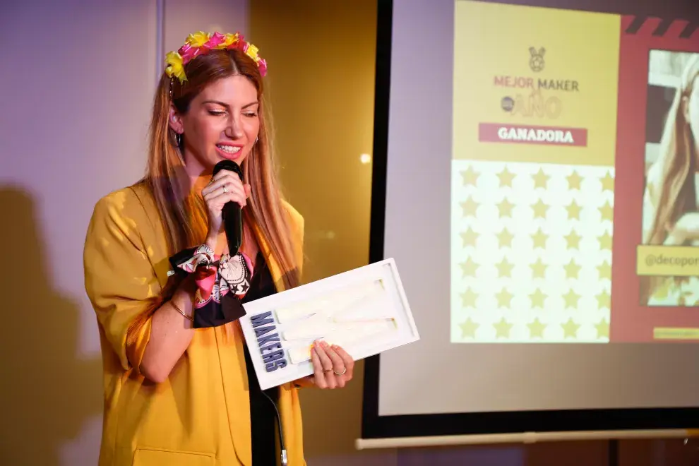 Juli Vasile, creadora de @decopordosmangos, recibe el premio a Maker del Año.