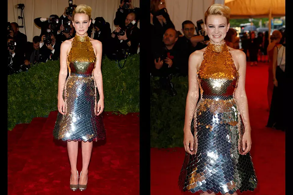 Carey Mulligan eligió un vestido de Prada de escote alter y falda de línea A, cubierto por paillettes doradas y plateadas como si fueran escamas. Una auténtica sirenita...