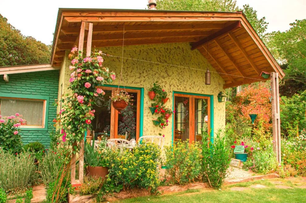 Una casa en el bosque, llena de flores de colores y rodeada de naturaleza. Eso es Samay Huasi.
