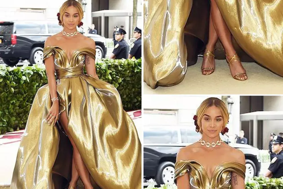 Jasmine Sanders con un vestido con armado miriñaque y tejido de efecto satinado en color dorado