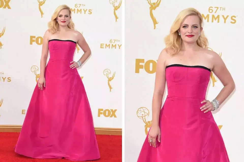 ¿Y qué se puso Elizabeth Moss? La actriz posó con un vestido rosa vibrante de Oscar de la Renta. Otra de las famosas que apostó al color