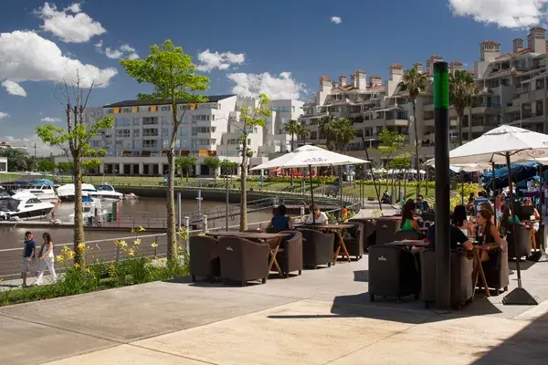 Para una comida especial elegí los restaurantes de Bahía Grande con vista al río