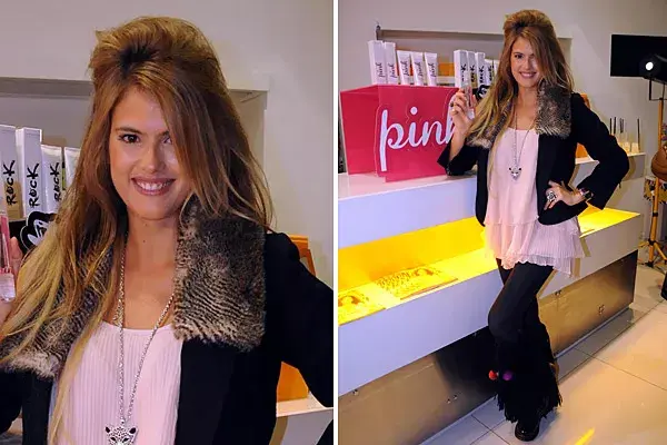 Fiel a su estilo ecléctico, María del Cerro combinó una blusa plisada, leggings, botas con pompones y chaqueta con aplique de piel para el evento de Universo Garden Angels