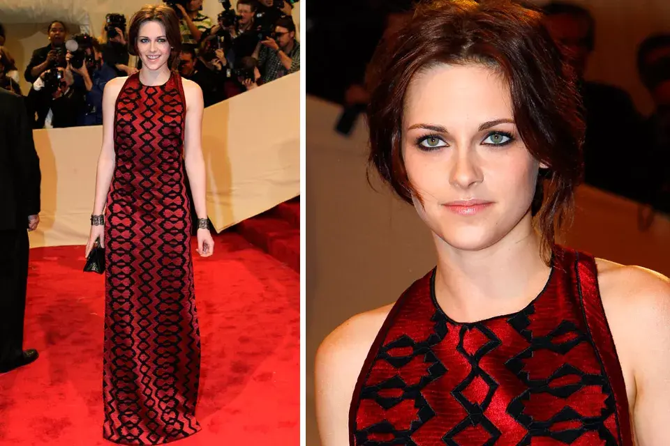 Hacía mucho que no se la veía tan elegante a Kristen Stewart; estuvo muy acertada con su vestido tubo de Proenza Schouler en seda con estampa geométrica y escote halter