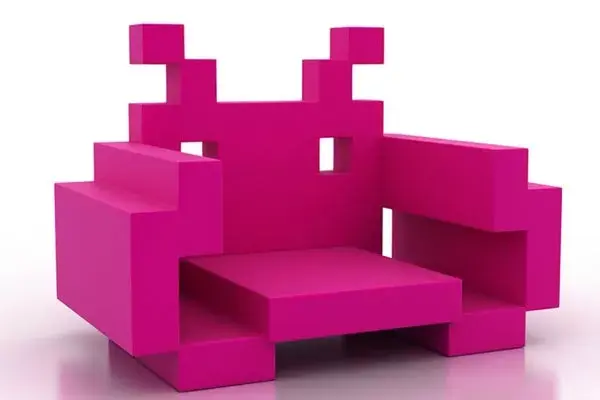 Este sillón está inspirado en Space Invaders, el video game de los 70. Parece incómodo pero es de goma espuma. Simpático, ¿no?