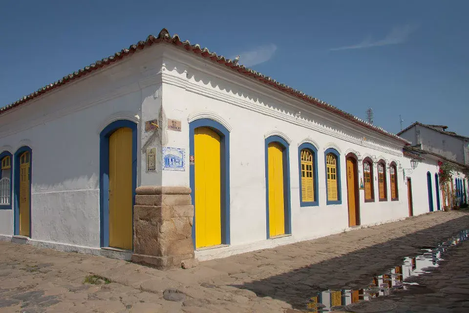 Las calles empedradas de Paraty tienden a inundarse