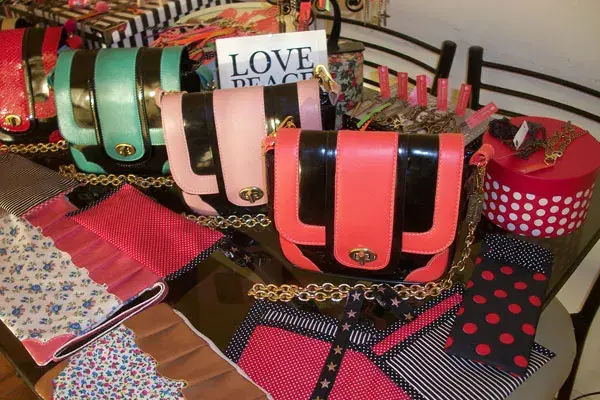 Carteras coloridas en el showroom de Scissors Queens