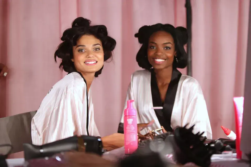 y luego de chequear el celular...Daniela Braga y Maria Borges posan sonrientes para la lente del fotógrafo