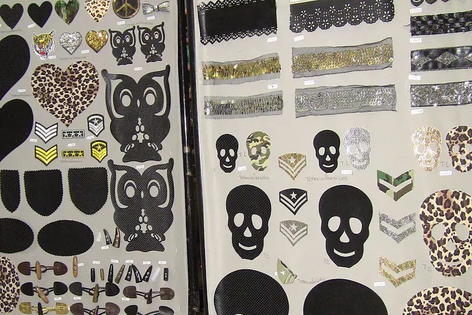 Aplicaciones en cuero, animal print y con brillo