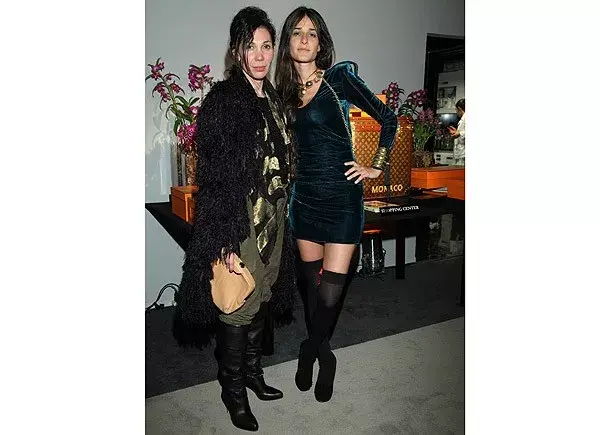 María Cher, con enterito en verde militar, botas de caña alta y tapado peludo cenó con  Concepción Blaquier en Madero Harbour