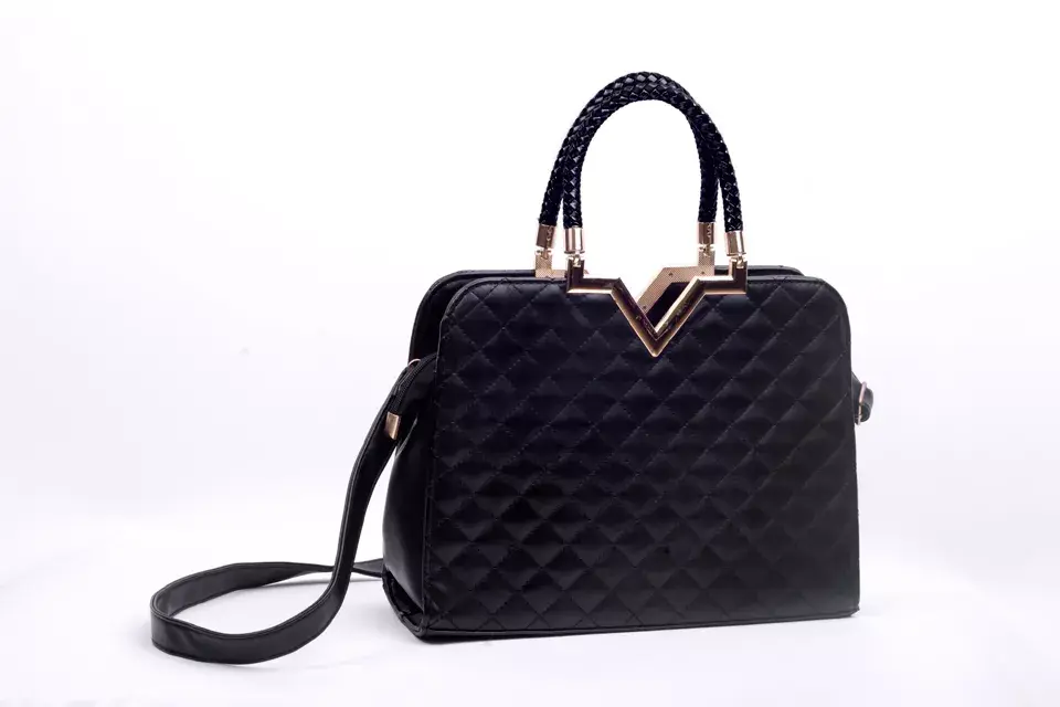 Cartera negra (Estancias Chiripá, consultar precio)