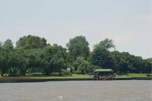 Cocina tradicional argentina frente al río