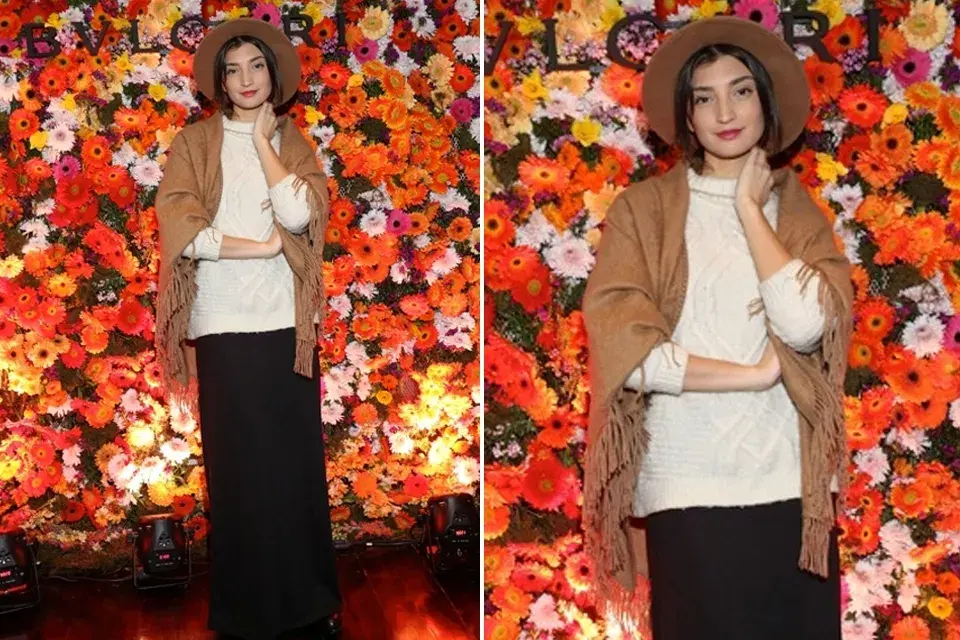 Paloma Cepeda con look autóctono en el evento de Bvlgari. La modelo eligió un sweater en color crudo y un poncho y sombrero en el mismo tono ¿Qué te parece lo que se puso?