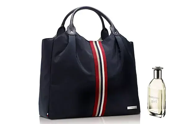 Con la compra de la fragancia “Tommy Girl” de 100 ml. ($450), recibís de obsequio una cartera Tommy Hilfiger