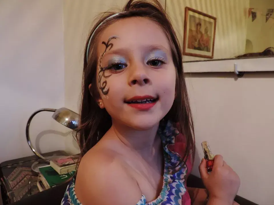 Madre pintó cara y ojos, ella los labios