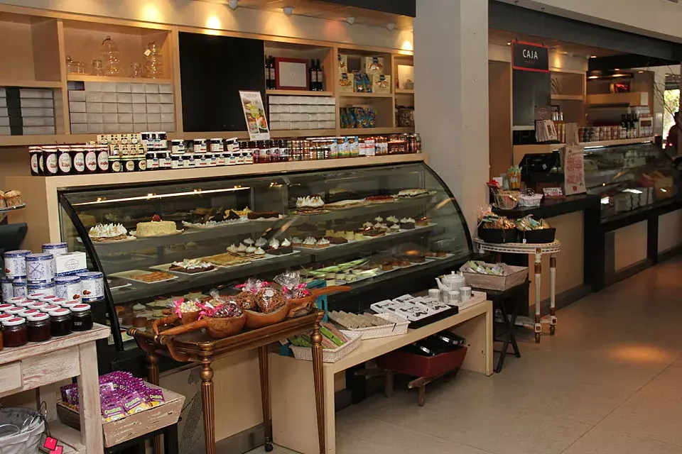 En el lugar funciona, además del almacén, un bazar, un deli autoservicio, un restaurante y una panadería