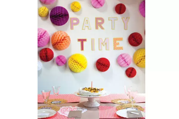 Letras forradas con distintas estampas y Esferas de papel (Fiesta vintage, $15 y $25 cada una), con ellas Se forró una pared para dar volumen. el pie de torta, donde presentamos la pavlova, es de Reina Batata