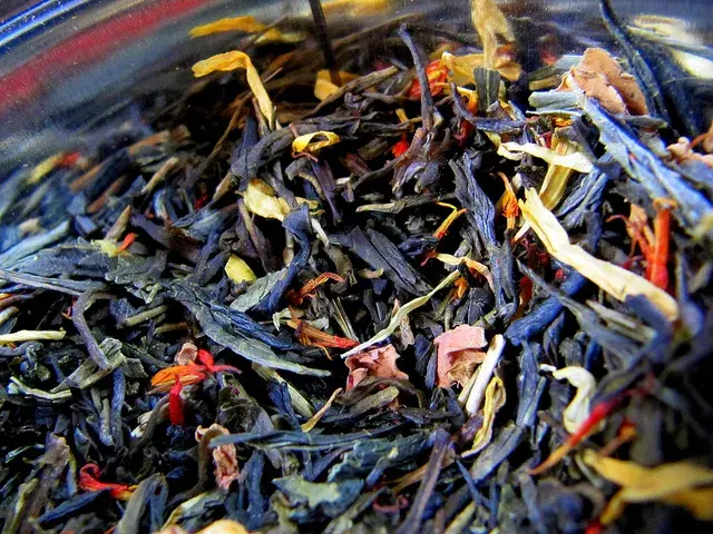Un té en hebras con múltiples flores disecadas