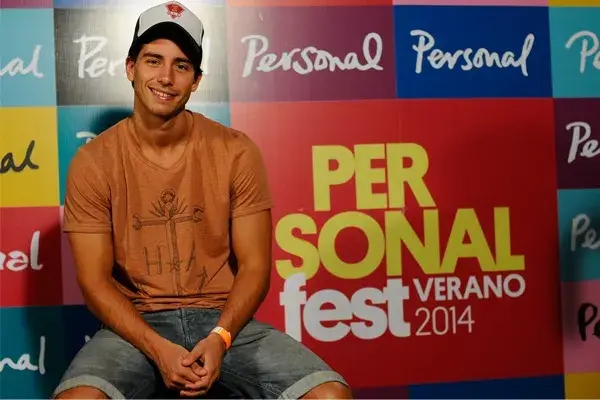 Victorio D''''''''''''''''Alessandro fue al Personal Fest y posó para la foto con unas bermudas de jean, remera estampada y gorrita. ¿Qué te parece?