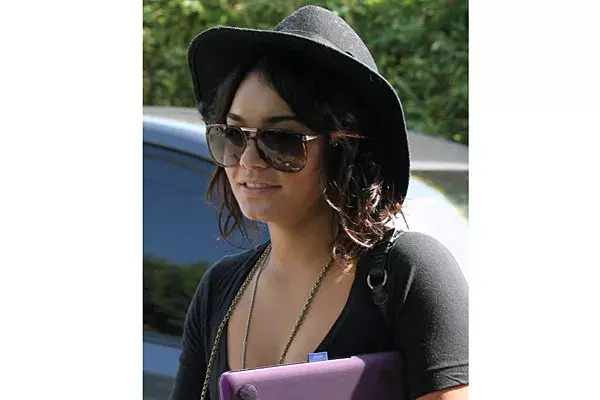 Vanesa Hudgens, con el pelo corto y sombrero negro