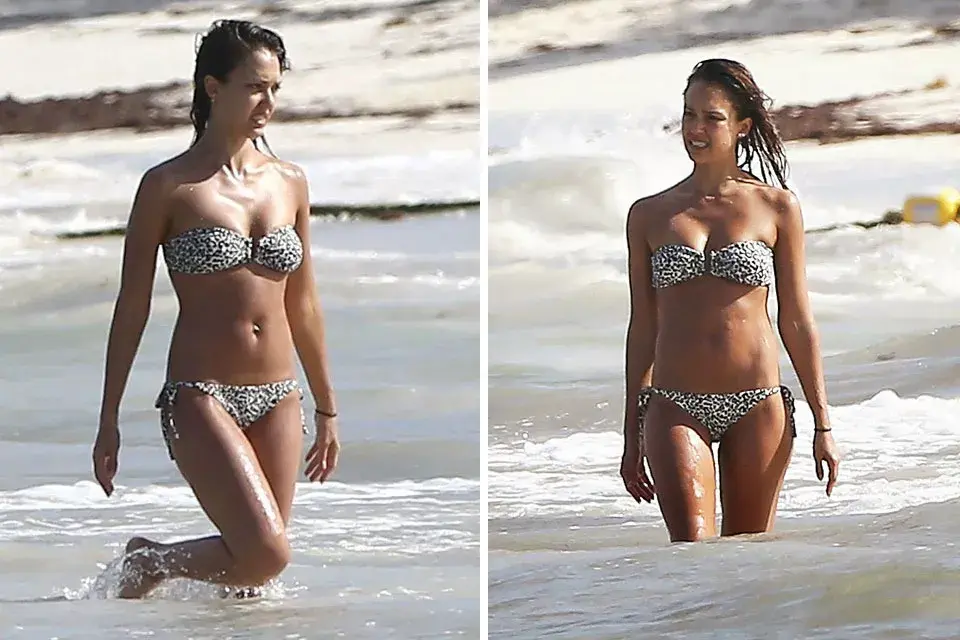 Jessica Alba pasea su cuerpo escultural con un bikini animal print