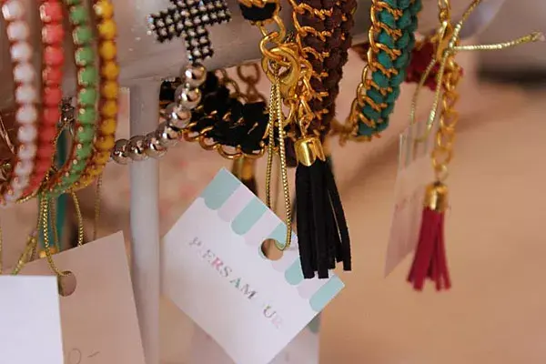 Pulseras con cadenas, en varios colores