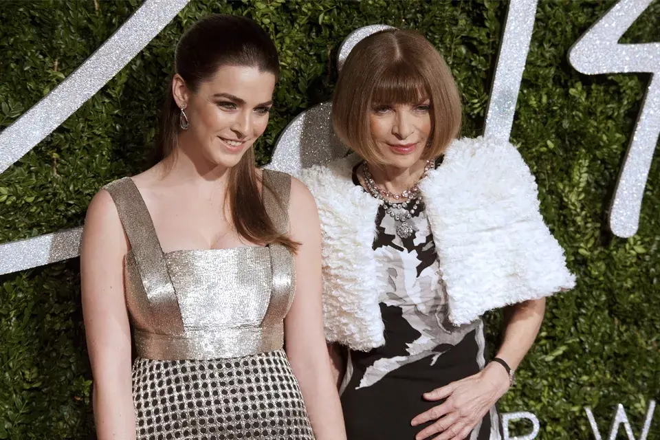 Anna Wintour asistió al evento junto a su hija, Bee Shaffer. Anna usó su habitual peinado, mientras que Bee se peinó con una colita alta y tirante