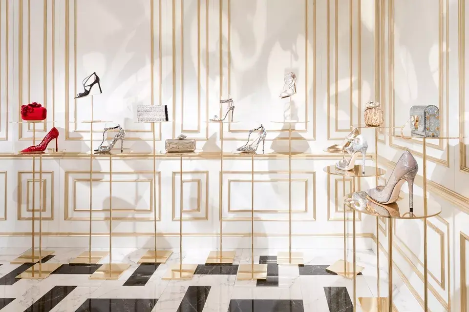Jimmy Choo es una firma de accesorios de lujo del siglo XXI que ofrece un sentido empoderado del glamour y un espíritu atrevido