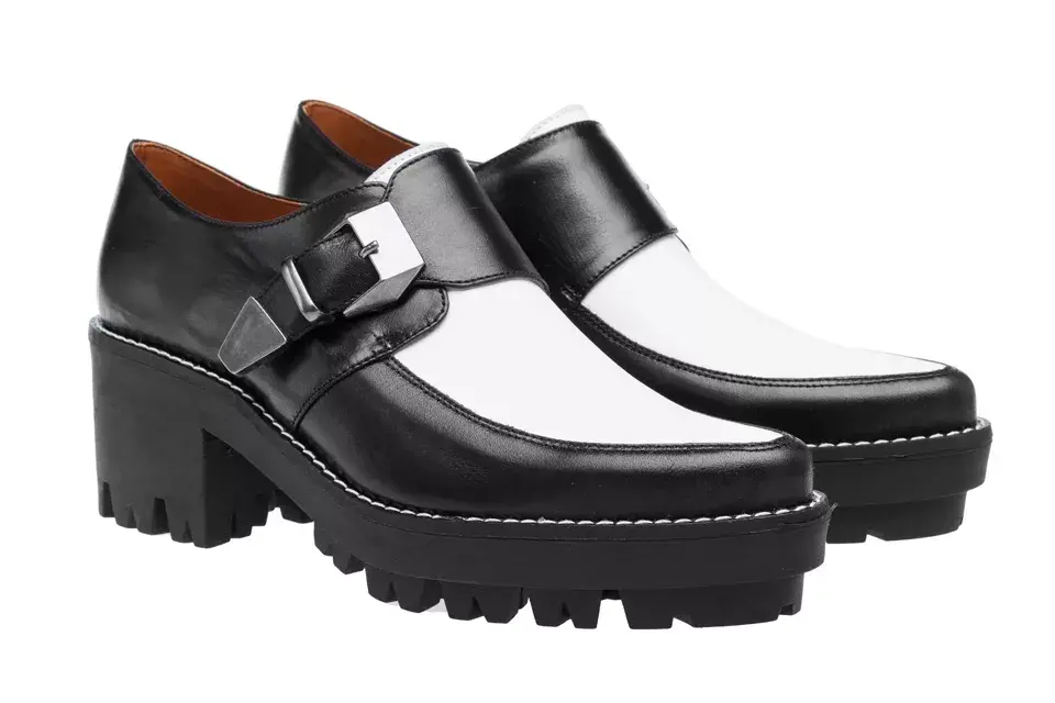 Zapatos con plataforma en blanco y negro (Credo, $740)