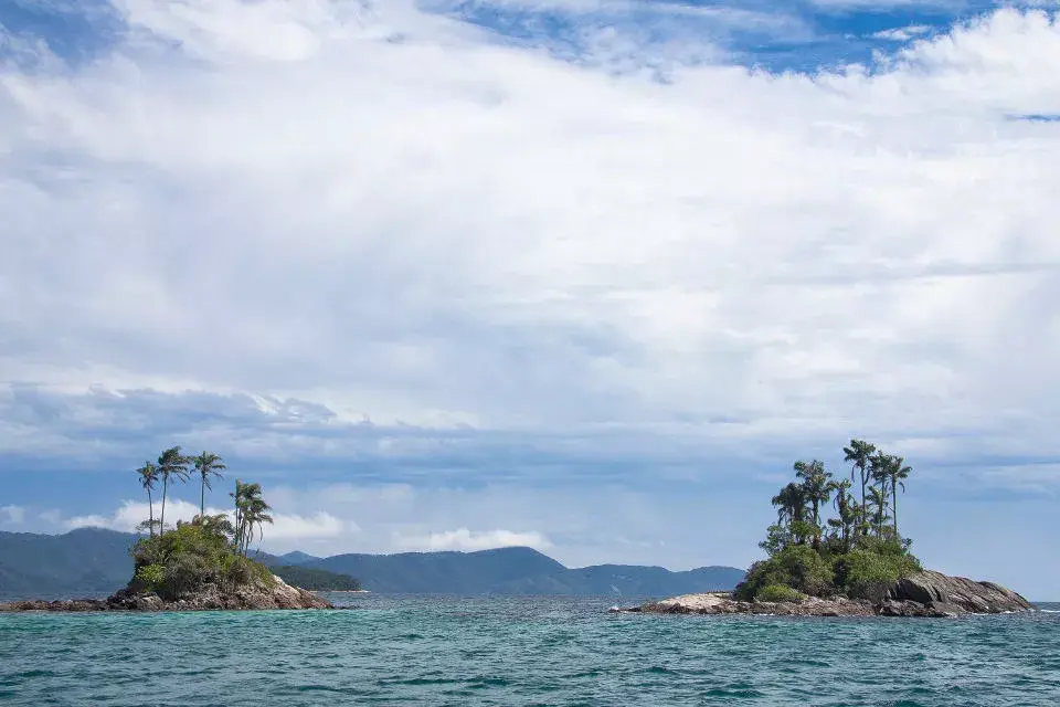 Las islas Botinas, o Gemelas, en la bahía de Angra dos Reis, pueden visitarse en las excursiones en lancha que se ofrecen en el continente