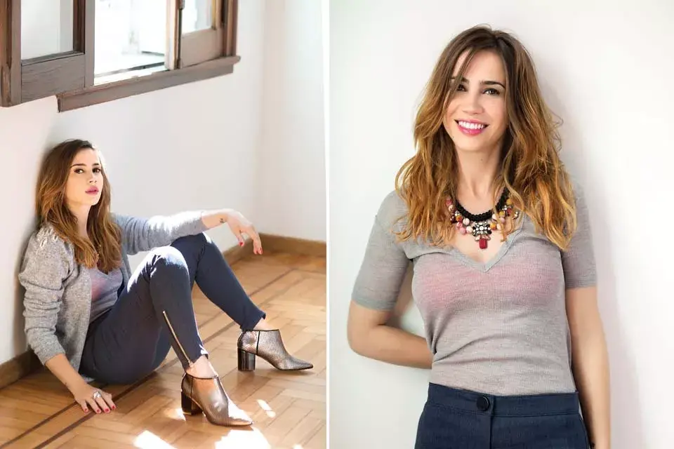 Cárdigan (De la Ostia, $2700), remera (Garza Lobos, $1200), collar y anillo (Luna Garzón, $790 y $400), jeans (Jazmín Chebar, $1980), botas (Prüne, $2590).