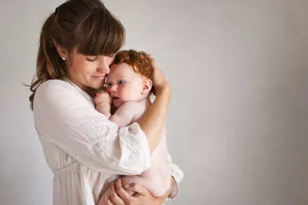 La teoría del apego sostiene que el estado de seguridad, ansiedad o temor de un hijo es determinado por la capacidad de respuesta de sus figuras de afecto. 
Por eso, proporciona la seguridad emocional de los chicos. Vos, ¿qué pensás?