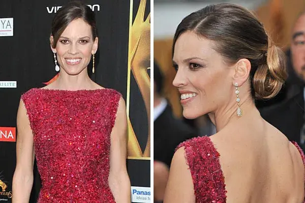 Para lucir la espalda descubierta, Hillary Swank optó por hacerse un recogido, con raya al costado