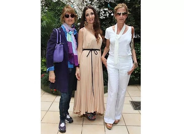 Carola Reyna, con look sport chic de violeta y Claudia Fontán, de blanco impecable, con la diseñadora Carolina Müller en la presentación de su colección