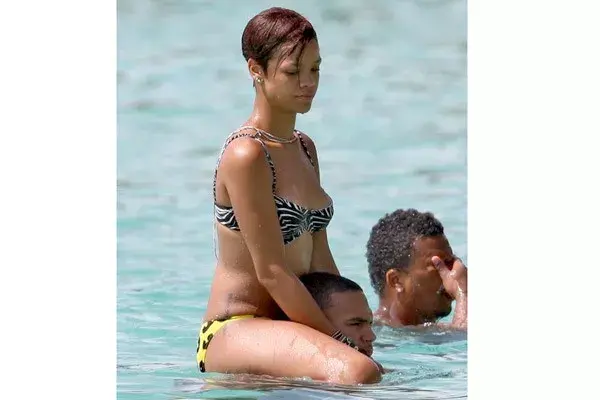 ¿Rihanna armó una bikini a su gusto? Bien animal print